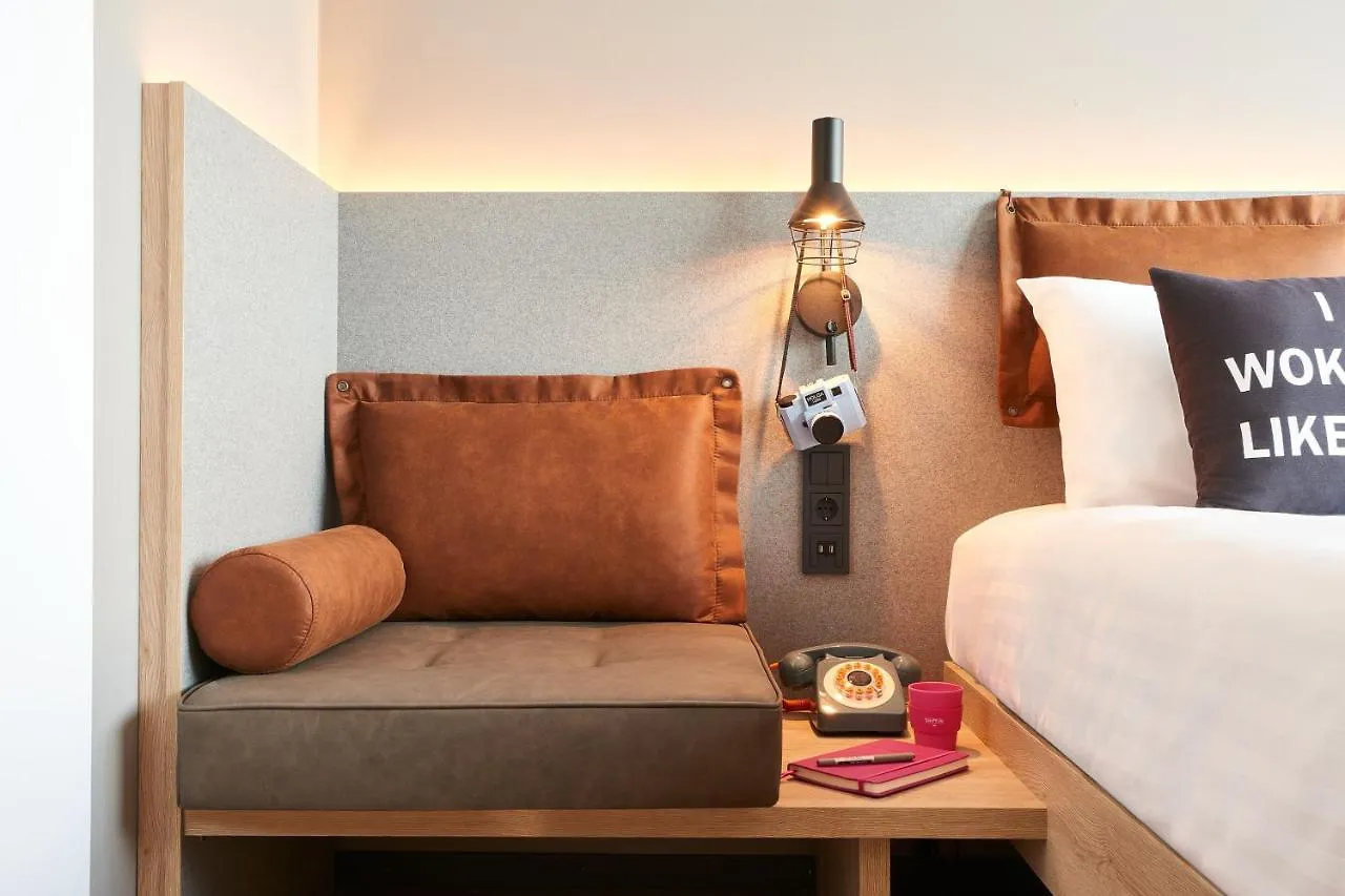 Отель Moxy Amsterdam Schiphol Airport Хоофддорп 4*,  Нидерланды