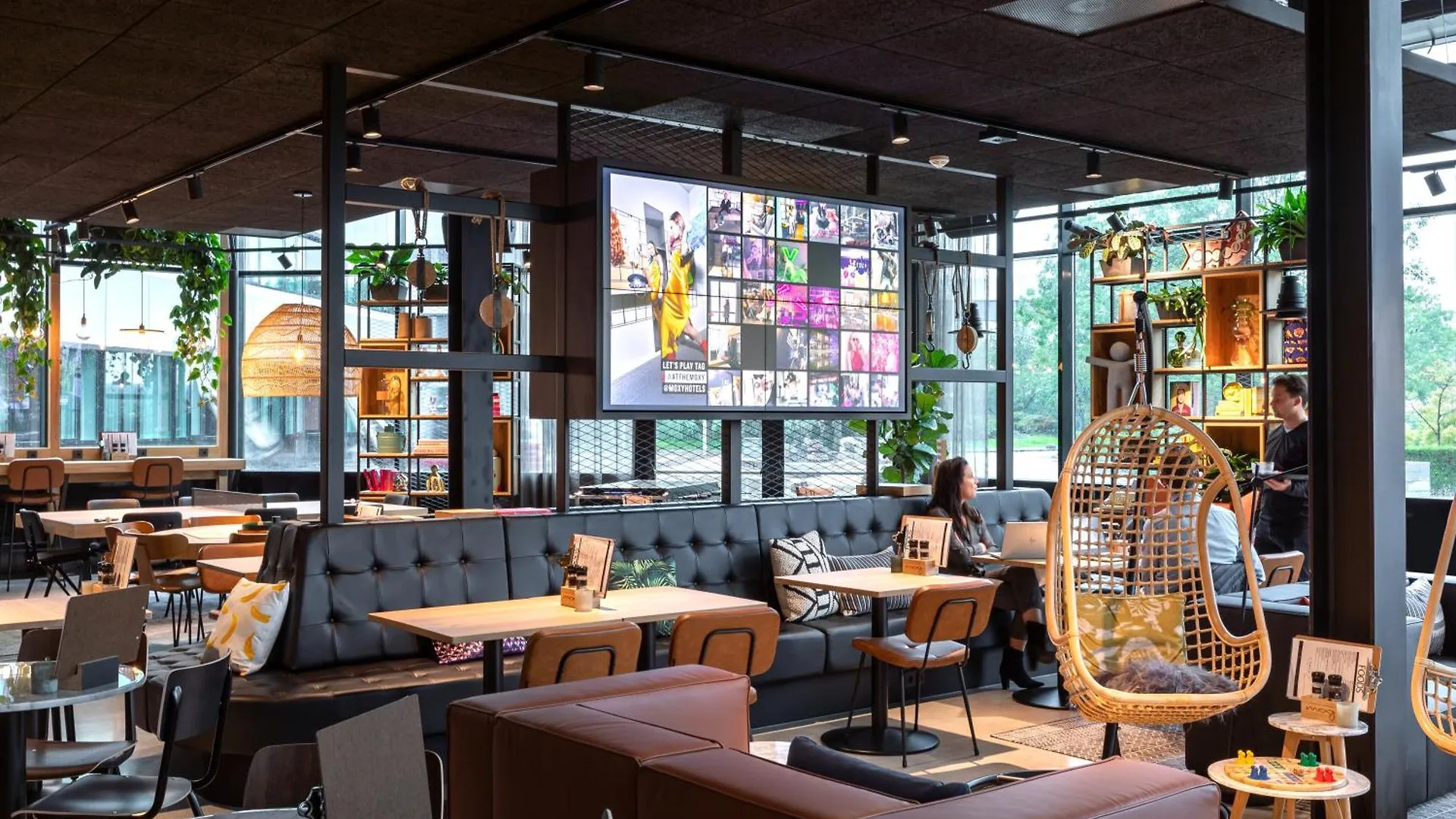 ホテル Moxy Amsterdam Schiphol Airport ﾎｰﾌﾄﾞﾛｰﾌﾟ